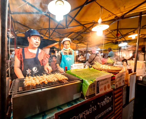 タイのクラビタウン 11月23 2019 タイのクラビウィークエンドナイトマーケットで魚介類を販売しています — ストック写真