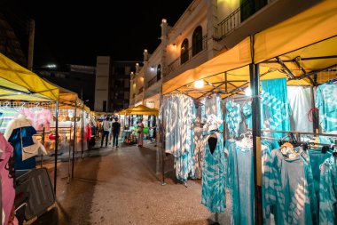 Krabi Town, Tayland - 23 Kasım 2019: Tayland 'ın Yengeç Kasabası' ndaki Krabi Hafta Sonu Gece Pazarı 'nda yerel el yapımı pamuk giysiler satışa sunuldu.