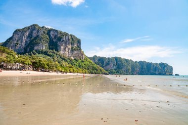 Krabi Town, Tayland - 23 Kasım 2019: Krabi Town, Tayland 'daki güzel Ao Nang Sahili.