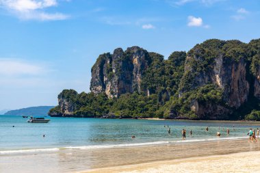 Krabi Kasabası, Tayland - 23 Kasım 2019: Tayland 'ın Yengeç Kasabası' ndaki güzel Railay Sahili 'nde güneşlenme turu.