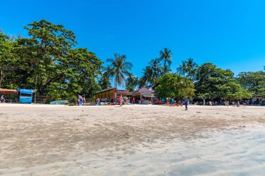 Krabi Kasabası, Tayland - 23 Kasım 2019: Tayland 'ın Yengeç Kasabası' ndaki güzel Railay Sahili 'nde güneşlenme turu.