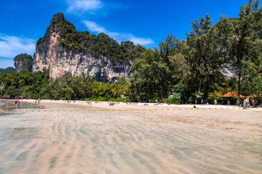 Krabi Kasabası, Tayland - 23 Kasım 2019: Tayland 'ın Yengeç Kasabası' ndaki güzel Railay Sahili 'nde güneşlenme turu.