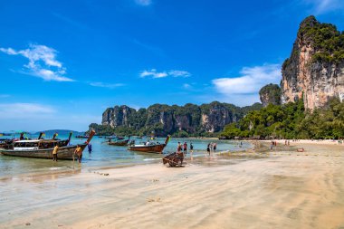 Krabi Kasabası, Tayland - 23 Kasım 2019: Geleneksel Uzun Kuyruklu tekneler Tayland 'ın Yengeç Sahili' ne park edildi.