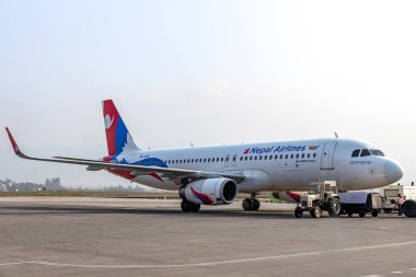 Katmandu, Nepal - 22 Kasım 2019: Nepal Havayolları Airbus A320 Katmandu, Nepal 'deki Tribuvan Uluslararası Havaalanı' nda kalkış izni bekliyor.