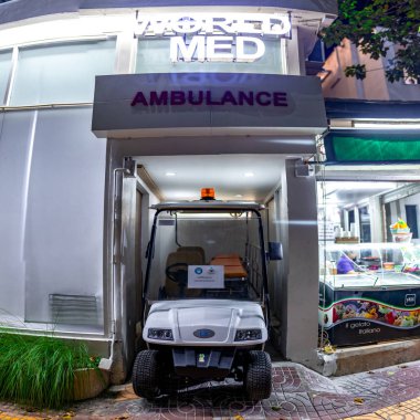 Koh Phi Phi, Tayland - 7 Aralık 2019: Phi Phi hastanesinde park halindeki bir ambulansa dönüştürülmüş bir golf arabası.