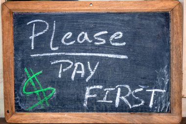 Önce beyaz tebeşir ve yeşil dolar tabelasıyla bir self-servis restoranında siyah tahtaya yazıldı.