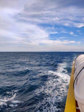 Tayland 'daki Phi Phi Adaları' ndan kalkan feribot dalgaları..