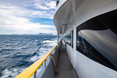 Tayland 'daki Phi Phi Adaları' ndan kalkan feribot dalgaları..