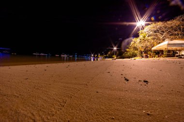 Tayland 'daki Phi Phi Adaları' ndaki Loh Dalum Sahili 'nin gece manzarası. Deniz ve ışıklar.