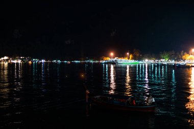 Tayland 'daki Phi Phi Adası' nda, andaman denizinde uzun süre ışık yansıması görüldü. seçici odak