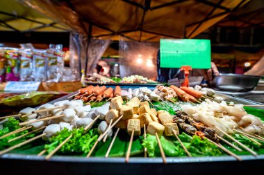 Tayland 'ın Yengeç Kasabası' ndaki Krabi Weekend Walking Street 'te sokak yemekleri..