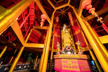 Kuan In, merhamet ve merhametin Bodhisattva 'sı, Tayland, Yengeç Kasabası' ndaki Kaplan Mağarası Tapınağı 'nda.