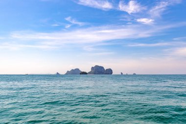 Tayland açıklarında, Krabi ve Railay Sahili yakınlarında, andaman denizindeki küçük kayalar ve adalar..