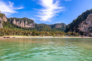 Tayland, Yengeç Kasabası 'nda Railay plajı ve uçurum şekilli dağlar..