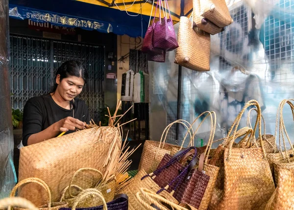 Krabi Town Tajlandia Listopada 2019 Tajka Kobieta Tkająca Torby Bambusa — Zdjęcie stockowe