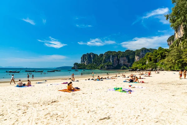 Krabi Town Thailand November 2019 Tousiting Sunbathing Beautiful Railay Beach — стокове фото