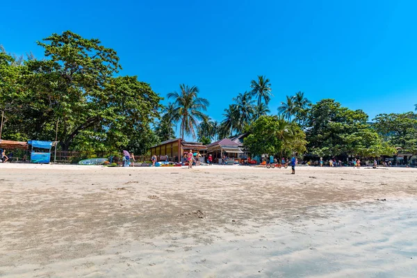 Ciudad Krabi Tailandia Noviembre 2019 Tomando Sol Hermosa Playa Railay —  Fotos de Stock