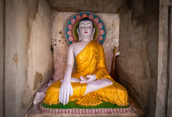 Estatus Blanco Gautama Buddha Envuelto Una Bufanda Naranja Dorada — Foto de Stock