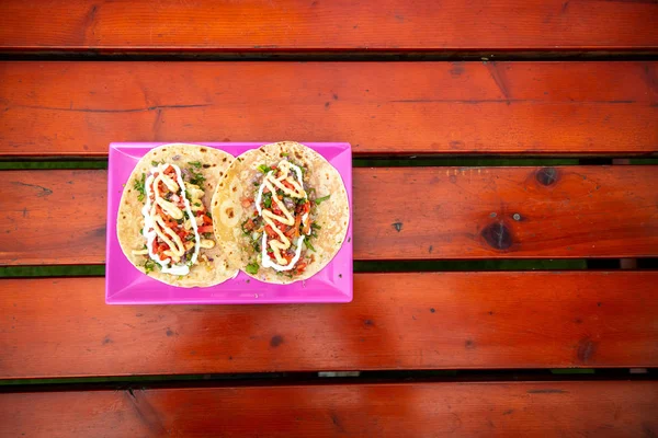 Vista Superior Tacos Comida Mexicana Artesanal Servida Uma Placa Rosa — Fotografia de Stock
