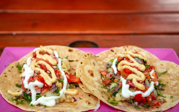 Tacos Comida Mexicana Hecha Mano Servida Plato Rosa Colocado Sobre —  Fotos de Stock