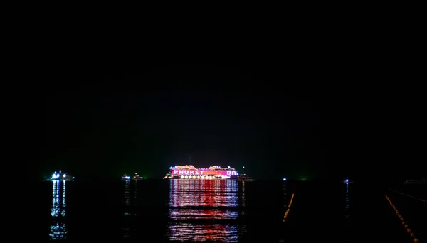Statek Wycieczkowy Jasnymi Światłami Pływający Ciemności Andaman Morze Pobliżu Phuket — Zdjęcie stockowe