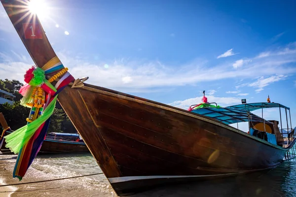Tradycyjne Drewniane Łodzie Longtail Zaparkowane Plaży Wyspie Phi Phi Czysta — Zdjęcie stockowe