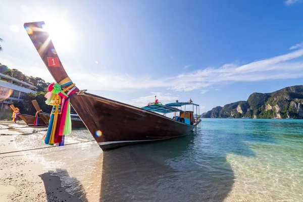 Traditionelle Hölzerne Langschwanzboote Die Einem Strand Auf Der Insel Phi — Stockfoto