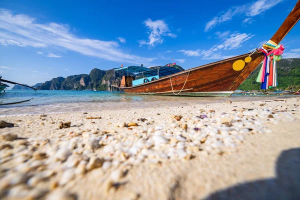 伝統的な木製のロングテールボートがピピ島のビーチに停まっていました 澄んだ水ときれいなビーチ — ストック写真