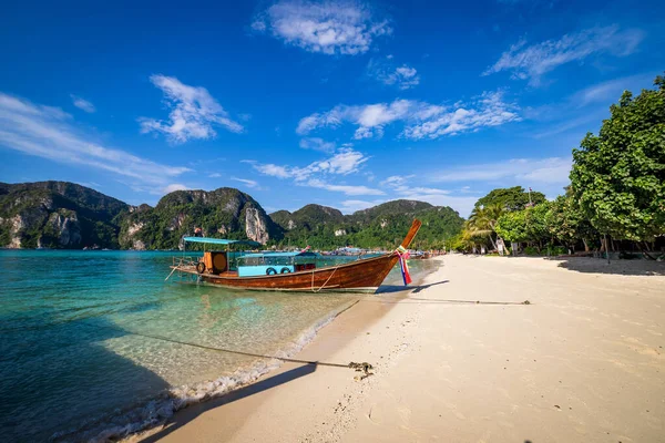 Traditionelle Hölzerne Langschwanzboote Die Einem Strand Auf Der Insel Phi — Stockfoto