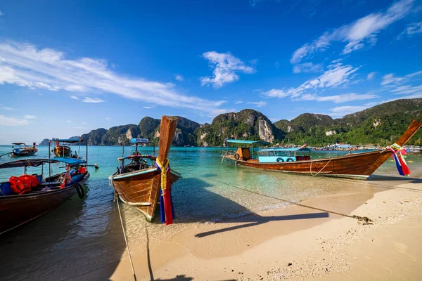 Barcos Cola Larga Madera Tradicionales Estacionados Una Playa Isla Phi —  Fotos de Stock