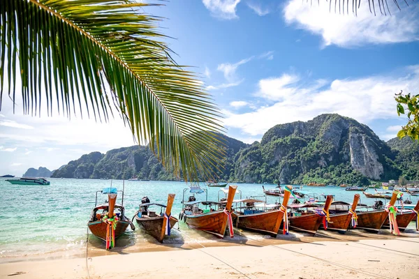 Traditionelle Hölzerne Langschwanzboote Die Einem Strand Auf Der Insel Phi — Stockfoto