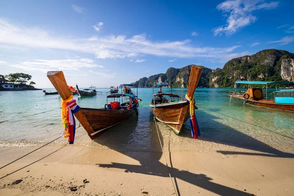 Traditionelle Hölzerne Langschwanzboote Die Einem Strand Auf Der Insel Phi — Stockfoto