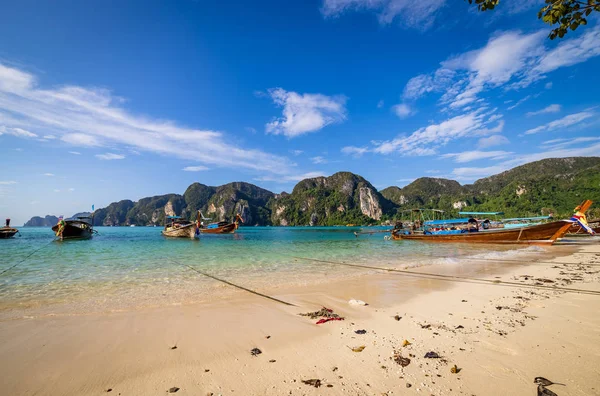 Traditionelle Hölzerne Langschwanzboote Die Einem Strand Auf Der Insel Phi — Stockfoto