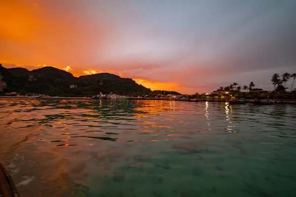 Oszałamiający Golden Hour Sea Scape Wyspach Phi Phi Andaman Sea — Zdjęcie stockowe