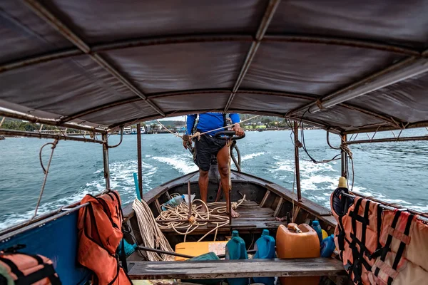 Thai longtail teknesinin içinde. Yolcular için boş koltuk görünümü — Stok fotoğraf