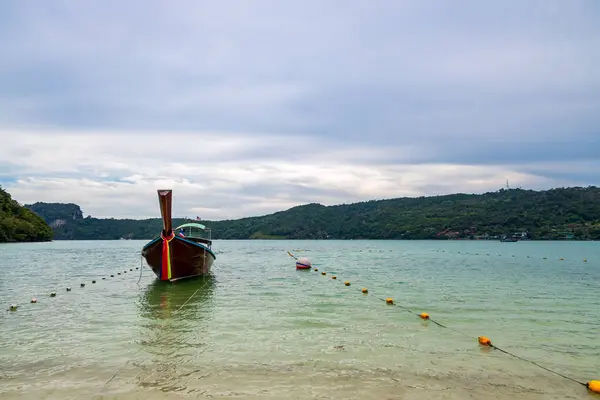Barcos Cola Larga Madera Tradicionales Estacionados Una Playa Isla Phi — Foto de Stock