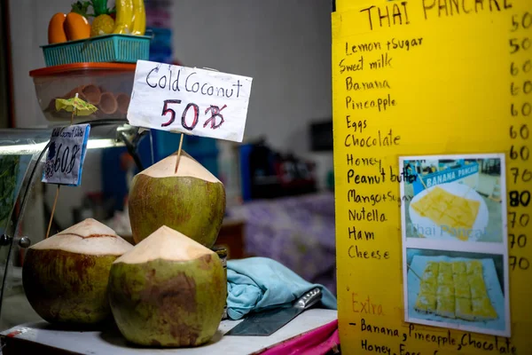 Napój Kokosowy Wystawiony Sprzedaż Wyspie Phi Phi Tajlandii — Zdjęcie stockowe