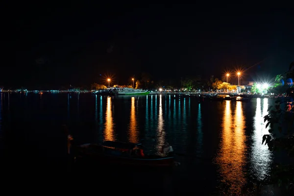 Larga exposición de la reflexión de la luz en el mar andaman en Phi Phi isla —  Fotos de Stock