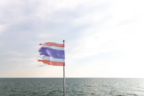 アンダマン海を航行するフェリーの前で手を振るタイの国旗 — ストック写真