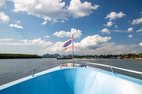 Flaga Tajlandii Machająca Przed Promem Pływającym Morzu Andamańskim — Zdjęcie stockowe