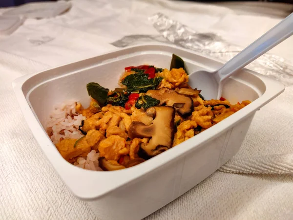 米饭和蔬菜放在一个用塑料勺子做的塑料盒里 当地商店的晚餐 准备吃预先包装的冷冻食物 — 图库照片