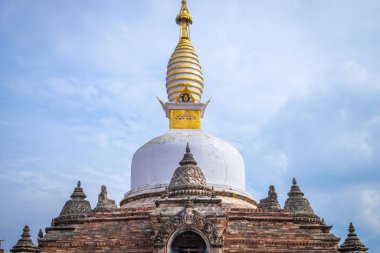 Kutsal Gompa. Antik Budist Tapınağı ve antik harabelerin üzerine oyulmuş tanrıların ve tanrıçaların heykelleri. Karmaşık Ayrıntılar