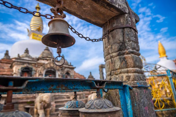 Sino Metal Pendurado Frente Mosteiro Sagrado Kathmandu Nepal Gompa Budista — Fotografia de Stock