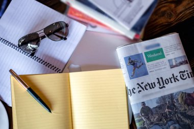 Blogger konsepti. Kafedeki bir masada dizüstü bilgisayarı ve kalemi olan bir bilgisayar var. seçici odak