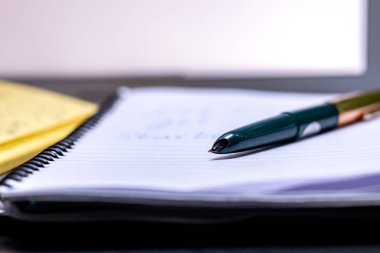 Blogger konsepti. Kafedeki bir masada dizüstü bilgisayarı ve kalemi olan bir bilgisayar var. seçici odak