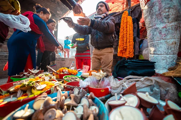 Katmandú Nepal Enero 2020 Hombre Nepalí Mediana Edad Vende Varios —  Fotos de Stock