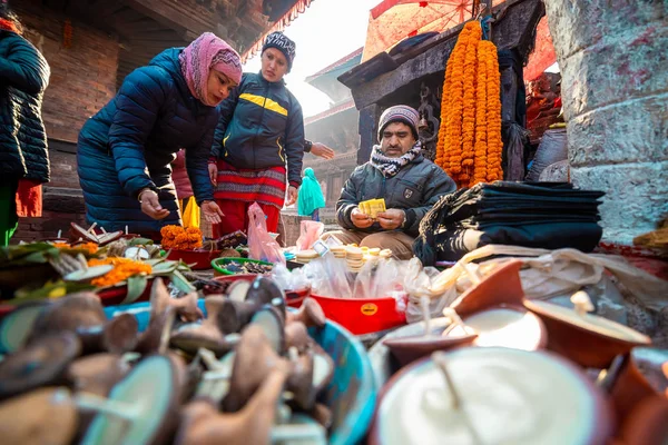 Katmandú Nepal Enero 2020 Hombre Nepalí Mediana Edad Vende Varios — Foto de Stock