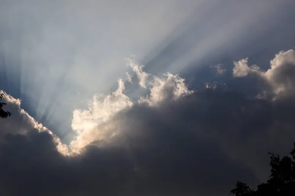 Rayos Sol Saliendo Nubes Siluetas Durante Puesta Del Sol —  Fotos de Stock