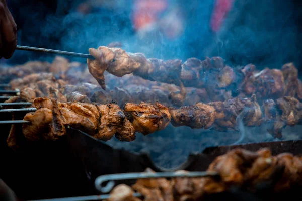 Outdoor Barbecue Man Cooking Meat Barbecue Grill His Friends Group — Stock Photo, Image