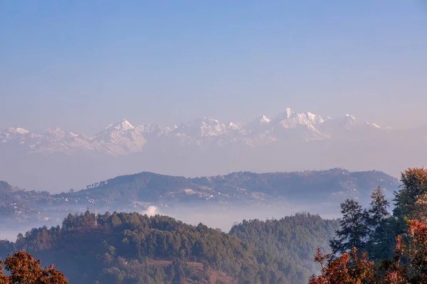 Moody Dramatyczny Widok Wzgórza Pokryte Mgłą Great Himalaya Range Tle — Zdjęcie stockowe